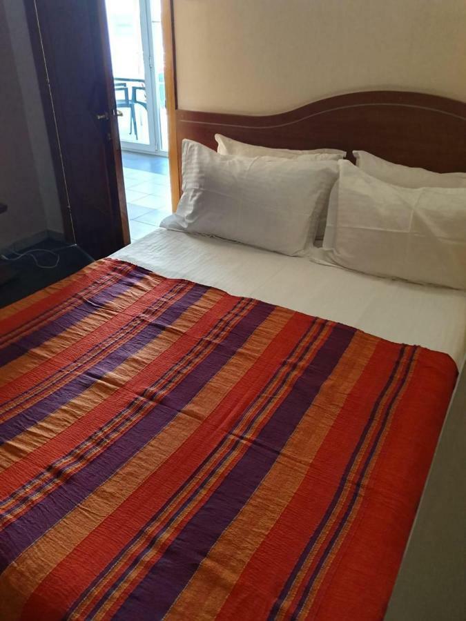 TranzitBeds*** Aparthotel Boekarest Buitenkant foto